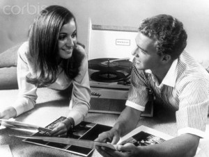 1960s TEEN COUPLE PLAYING LP VINYL RECORDS ON PORTABLE PHONOGRAPH